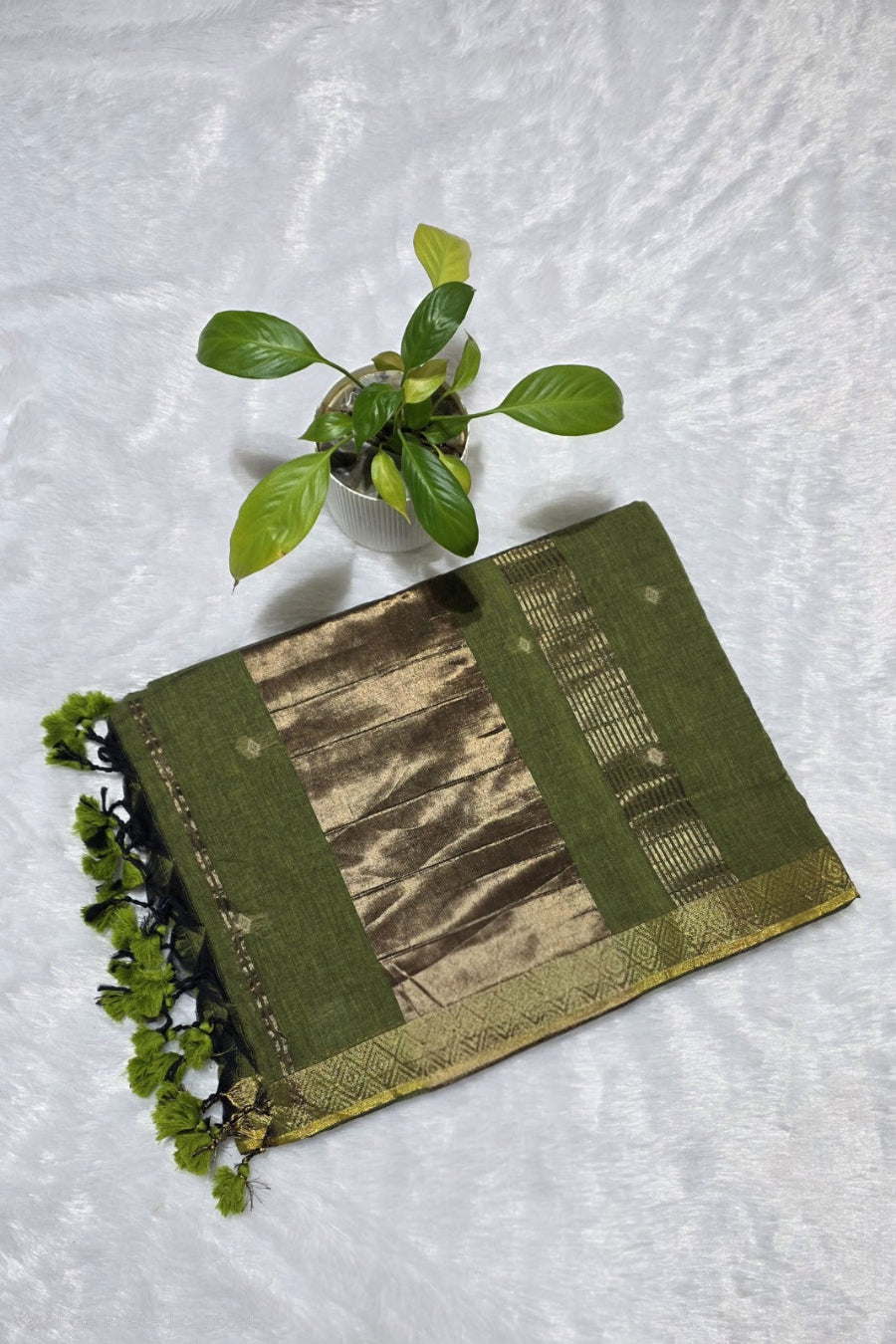 This is apremium grass green cotton saree with elegant border and beautiful copper zari pallu ideal for daily wear, family functions.