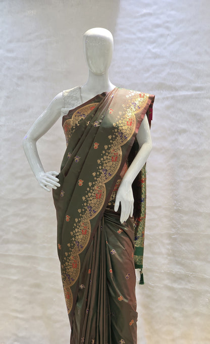 A unique tana silk paithani adorned with colorful butterfly buttis and a striking necklace-style zari border. Rich weaving adds vibrancy and festive appeal. Paired with a deep green self blouse.