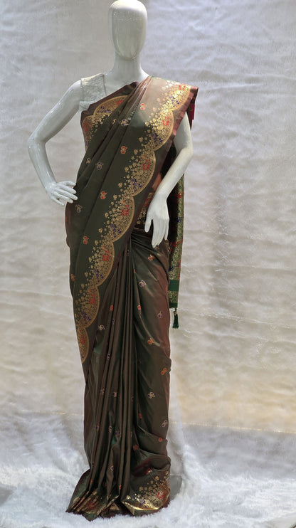 A unique tana silk paithani adorned with colorful butterfly buttis and a striking necklace-style zari border. Rich weaving adds vibrancy and festive appeal. Paired with a deep green self blouse.