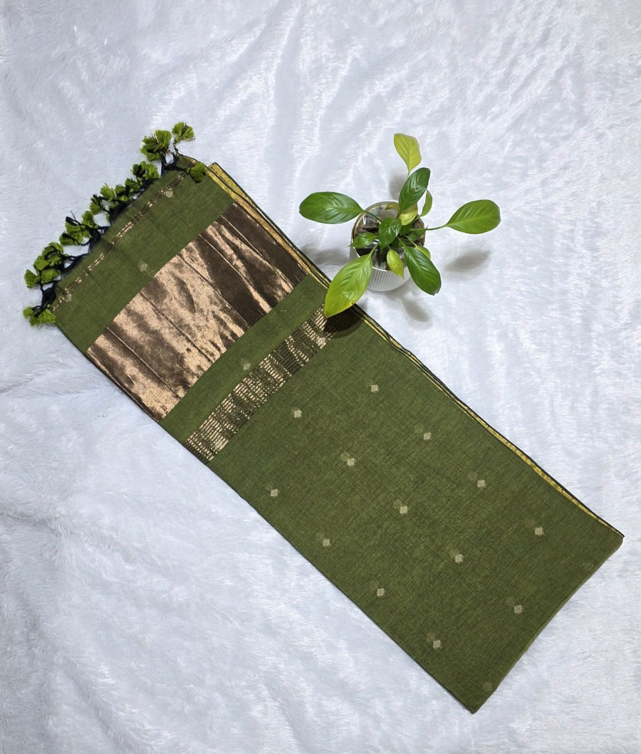 This is  apremium grass green cotton saree with elegant border and beautiful copper zari pallu ideal for daily wear, family functions.