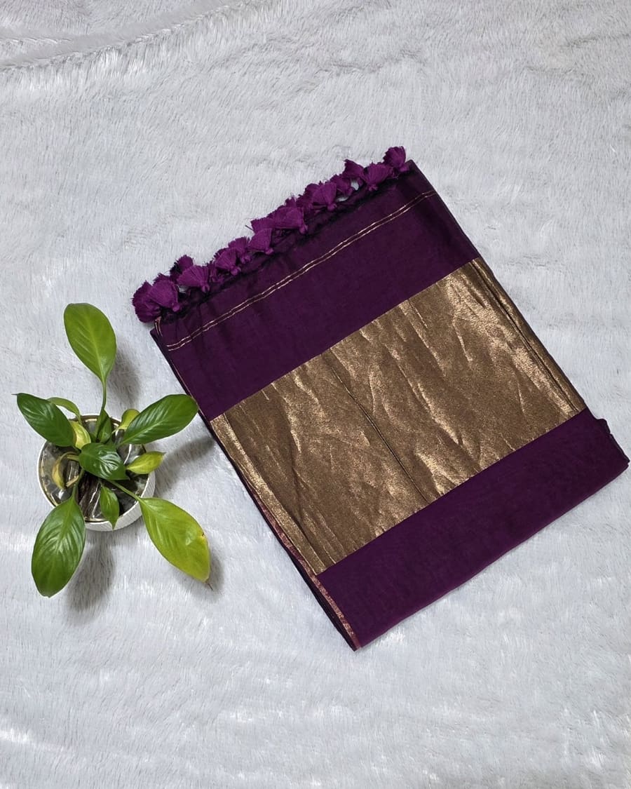 elegant cotton saree with a plain body, minimal golden border, and copper zari pallu. Soft, breathable, and lightweight—perfect for daily, office, and casual wear.