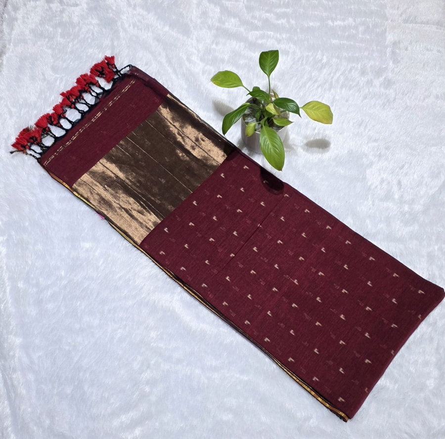 
This beautiful maroon cotton saree comes with small elegant buttties, minimal border, and elegant copper zari pallu and tessels perfect for office and daily use .easy to wear.