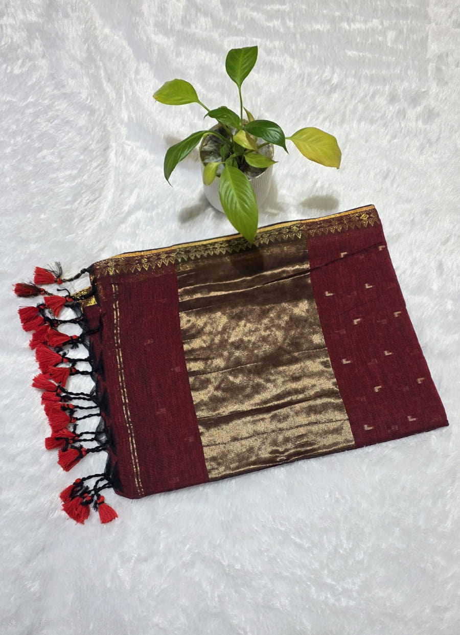 
This beautiful maroon cotton saree comes with small elegant buttties, minimal border, and elegant copper zari pallu and tessels perfect for office and daily use .easy to wear.