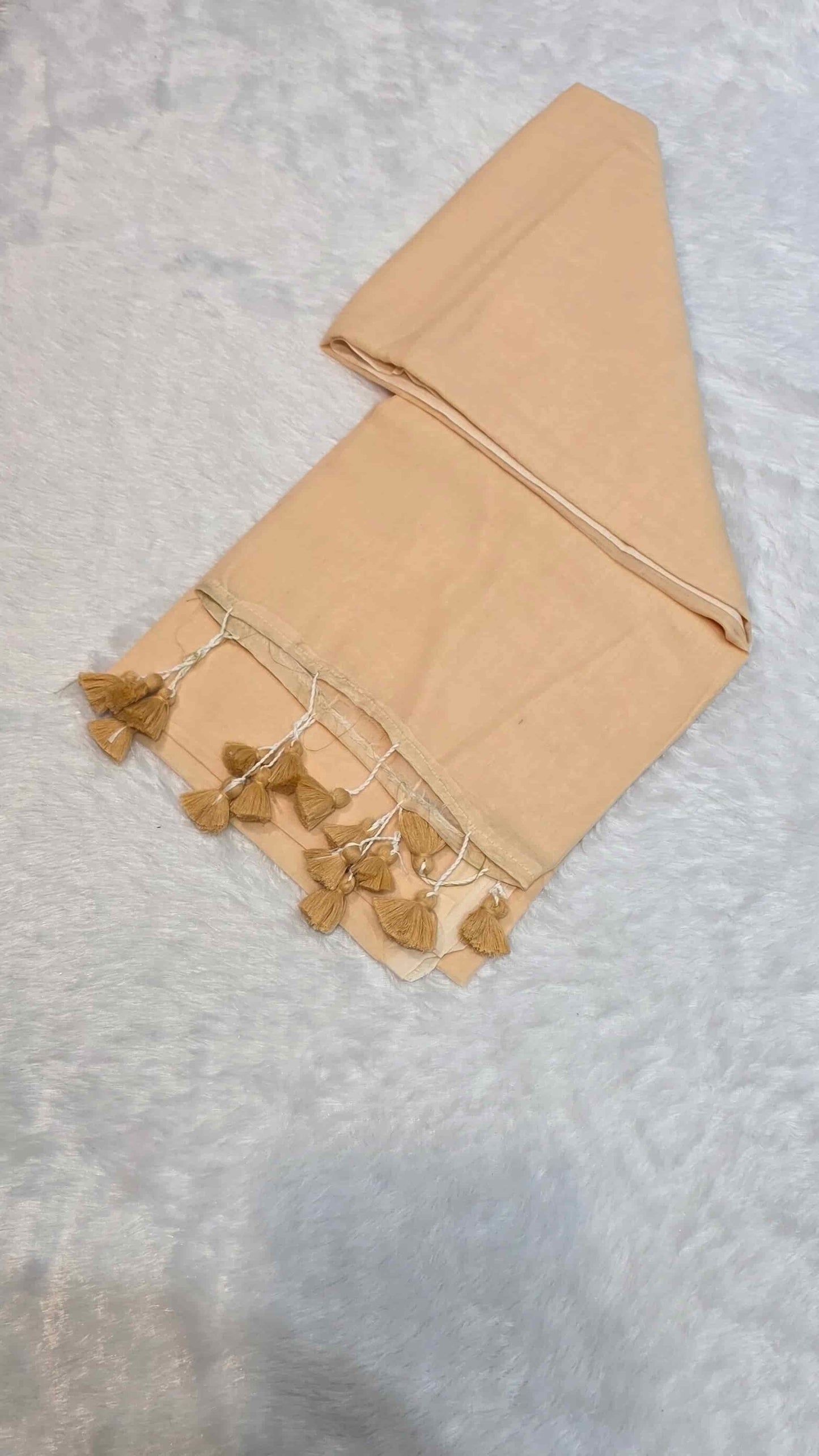 Elegant cream mulmul cotton saree with hand-tied tassels